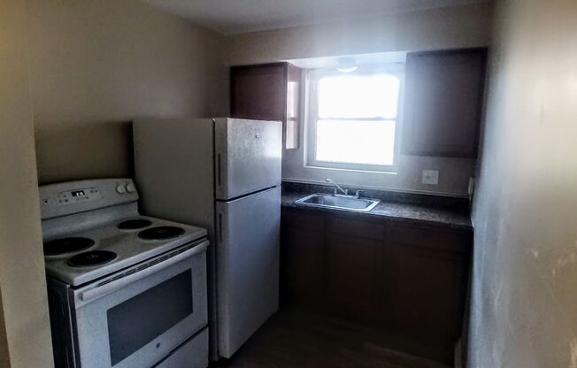 3 beds, 1 bath, 1,100 sqft, $1,600, Unit Apt 4