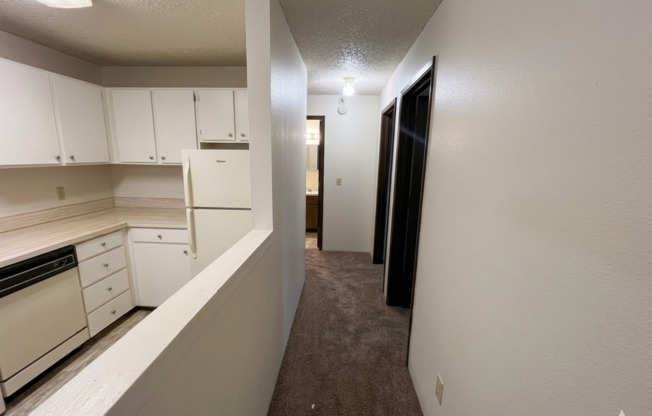 2 beds, 1 bath, 744 sqft, $1,225, Unit 4616 SE Milwaukie #32