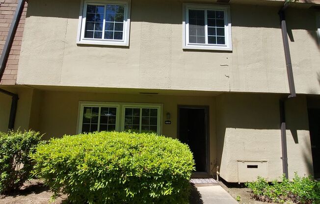 Nice 3 bedroom condo near CSUS.  Available for move in this month.