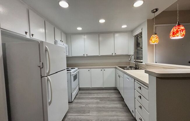 Mission Valley-Beautifully Updated Condo-New Flooring, Balcony, Pool & More!
