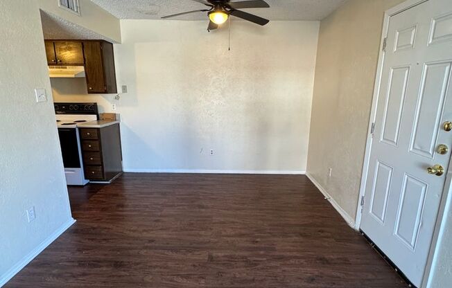 2 beds, 1 bath, 968 sqft, $850, Unit 4503 Westcliff Unit D