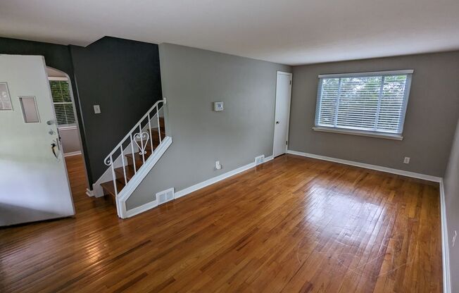 Cozy 2 Bedroom House near Riverview Park