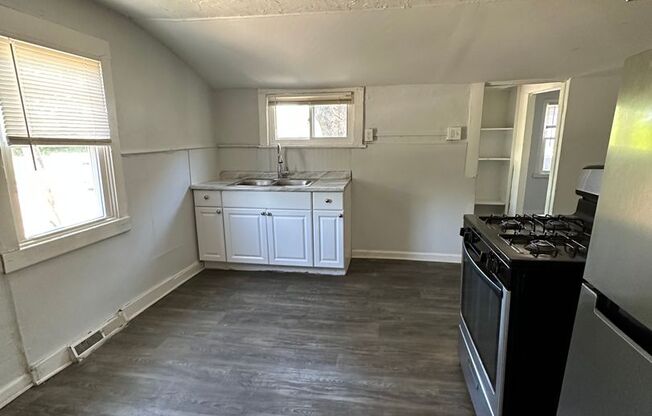 2 beds, 1 bath, 800 sqft, $749, Unit Rear - Down