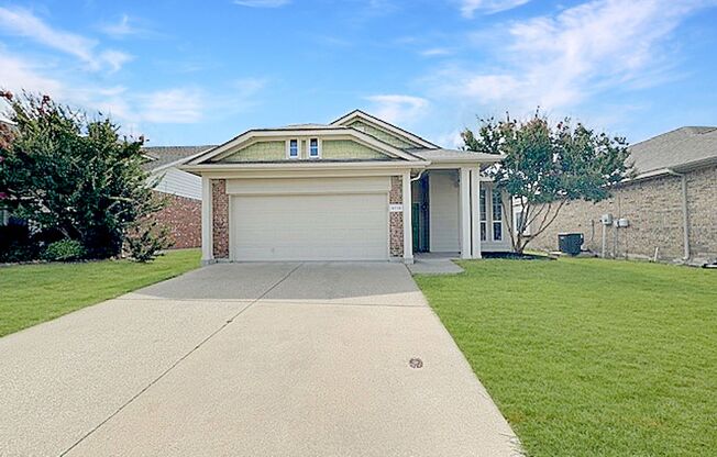 Charming 3-Bedroom, 2 Bath Home in a Quiet Neighborhood with Easy Access to 820 & I-30