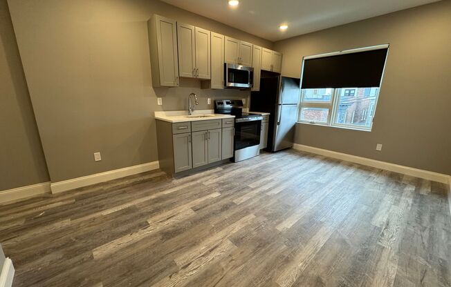 2 beds, 1 bath, $2,800, Unit 301