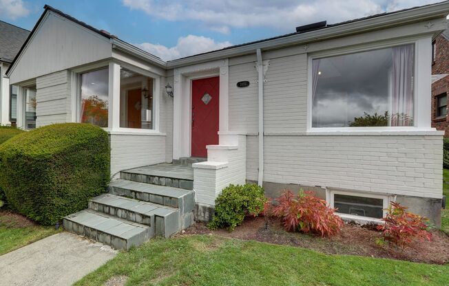 Unique Laurelhurst 3 Bedrooms with 2 Bathrooms Home Close to UW!