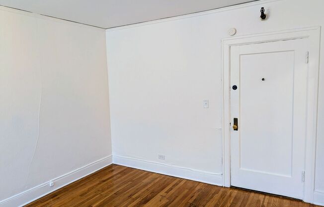 Studio, 1 bath, 320 sqft, $1,129, Unit 14