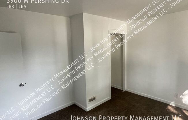 3906 W PERSHING DR