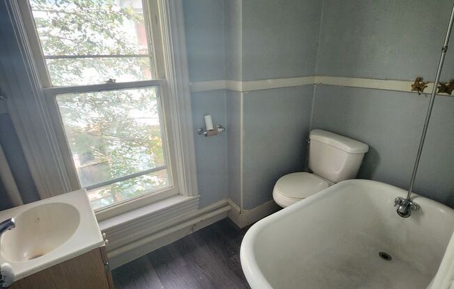 2 beds, 1 bath, $750, Unit 451 E 6th St #2