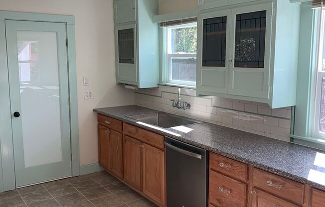 Memorial Hospital 2 bedroom 2 bathroom home -All Utilities Included.
