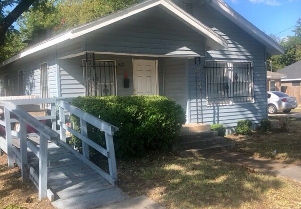 Two bedroom One Bathroom Single-family home 76105