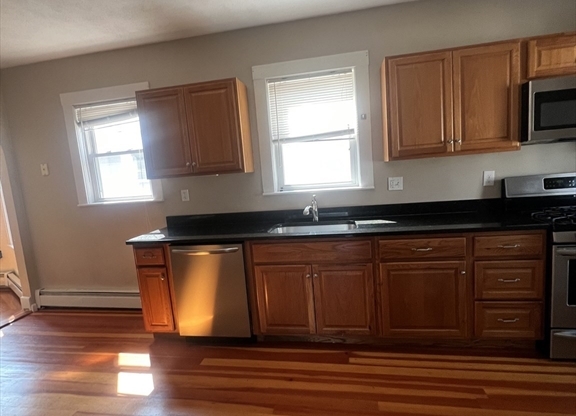 3 beds, 1 bath, 1,200 sqft, $3,000, Unit 34