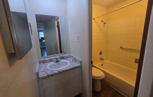 1 Bed / 1 Bath Condo in Prime Denver Location – Pool + On-Site Laundry