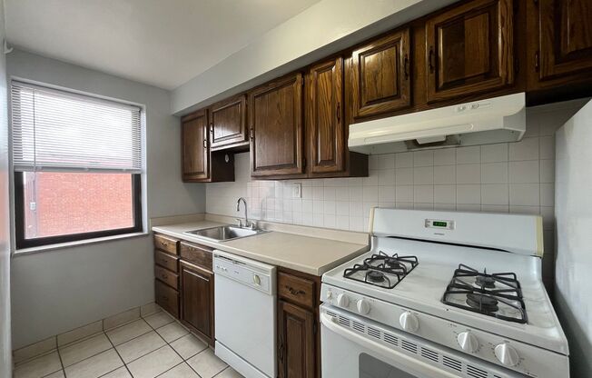2 beds, 1 bath, 800 sqft, $1,890, Unit 6230 Fifth Ave. #222D
