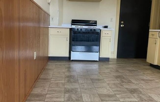 2 beds, 1 bath, 750 sqft, $800, Unit Unit #3