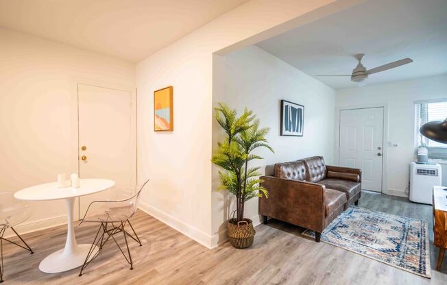2 beds, 1 bath, 800 sqft, $2,000, Unit 14