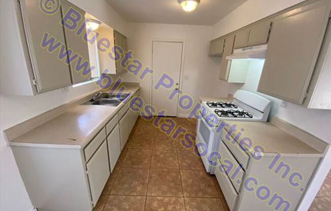 2 beds, 1 bath, 864 sqft, $1,295, Unit A