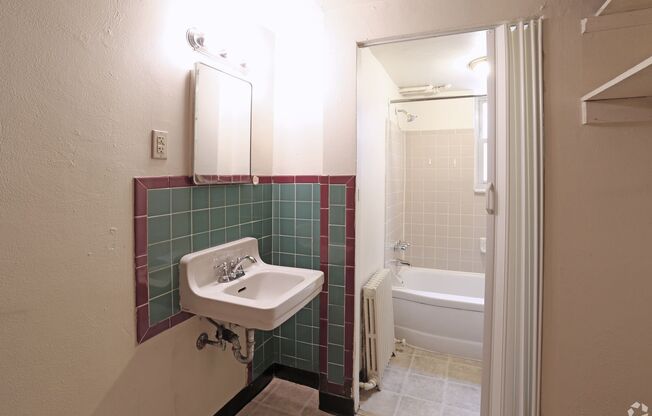 Studio, 1 bath, 410 sqft, $1,170, Unit 18