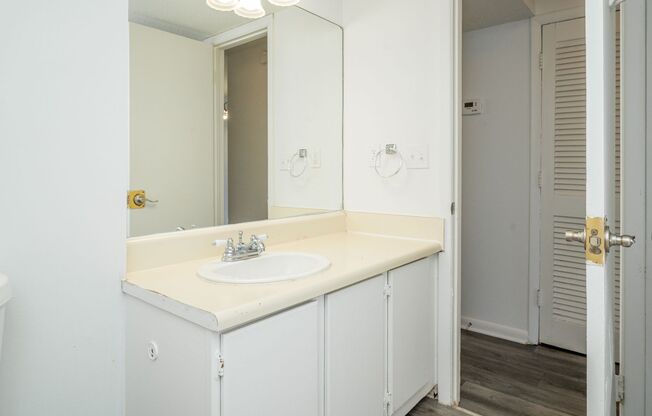 1 bed, 1 bath, 656 sqft, $895, Unit 8