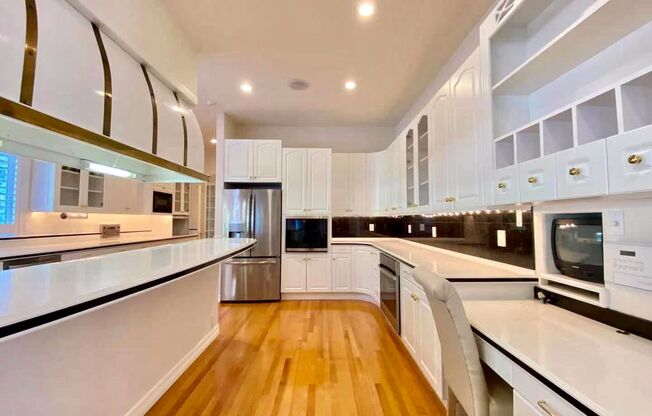 6 beds, 5.5 baths, $9,000