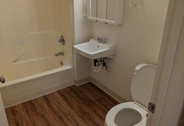 1 bed, 1 bath, 650 sqft, $1,200, Unit 04
