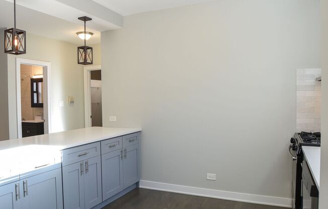 2 beds, 1 bath, 900 sqft, $2,100, Unit 3925-1E