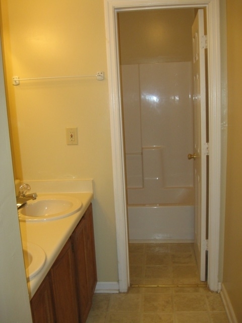 3 beds, 1 bath, 1,000 sqft, $700, Unit B