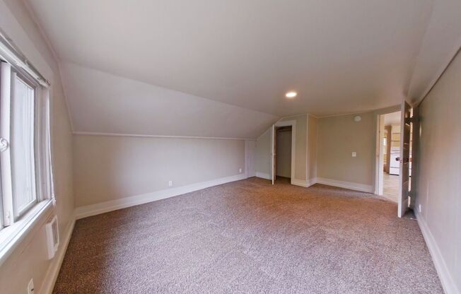 3 beds, 1 bath, $2,275, Unit 671 - 1