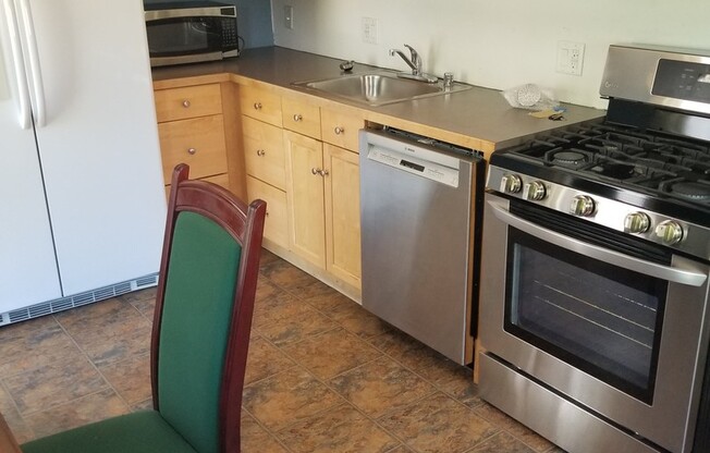 3 beds, 1 bath, $3,600, Unit 02