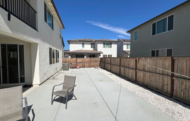 Gorgeous Like-New 4 Bedroom!