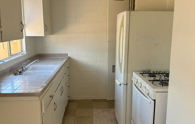 1 bed, 1 bath, $900, Unit V-5