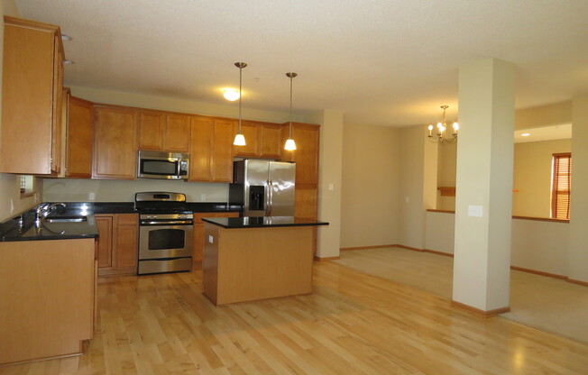 avail 07.01.2025, 3 bd 4 ba 2 car garage end unit townhome in Maple Grove