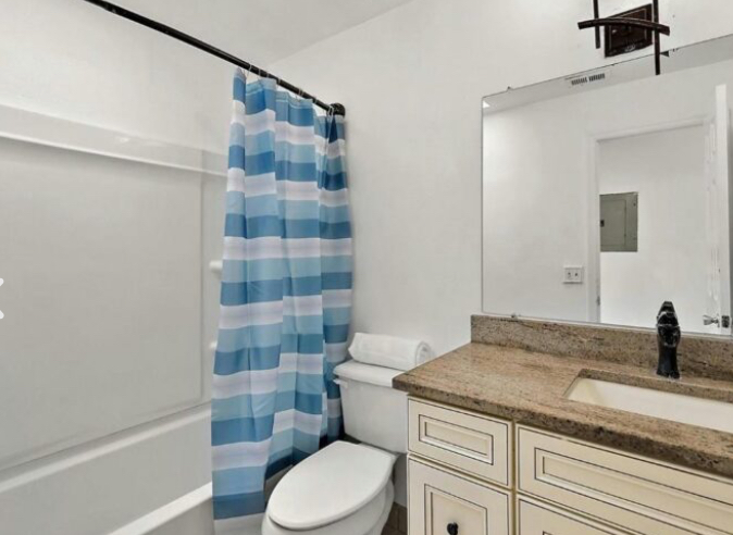 226 E CEDARWOOD CIR