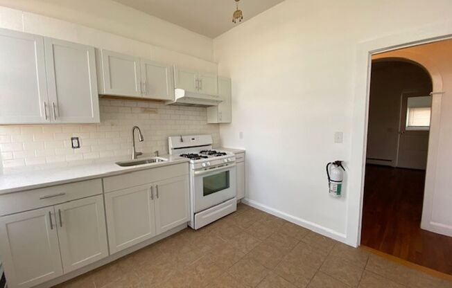 2 beds, 1 bath, $2,100, Unit Apt 3 - 24 Bay Ave