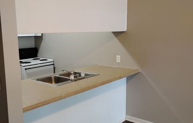 2 beds, 1 bath, 870 sqft, $925, Unit 350 C08