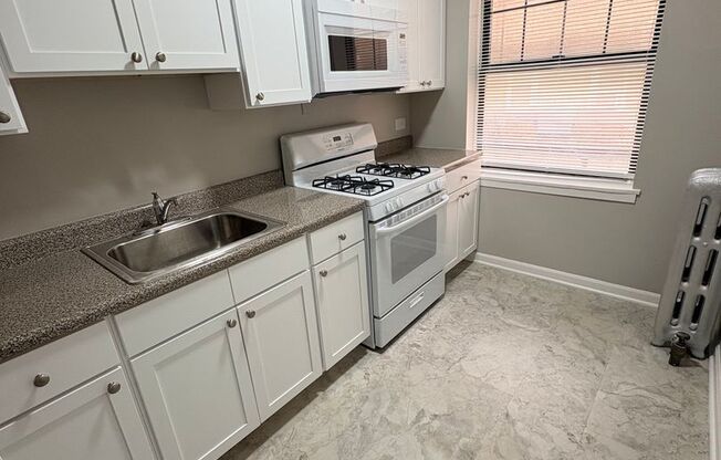 3 beds, 1 bath, 1,003 sqft, $1,350, Unit CA 127.5-1W