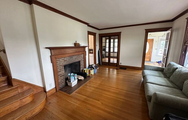 3 Bed/1.5 Bath - Backyard - Off-Street Parking - Oak Square