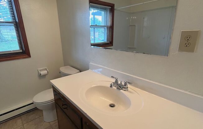 2 beds, 1 bath, 903 sqft, $1,140, Unit H-6