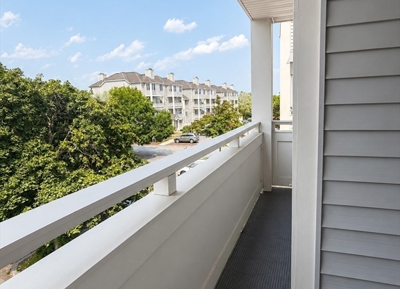 2 beds, 1.5 baths, 1,036 sqft, $2,400, Unit C302