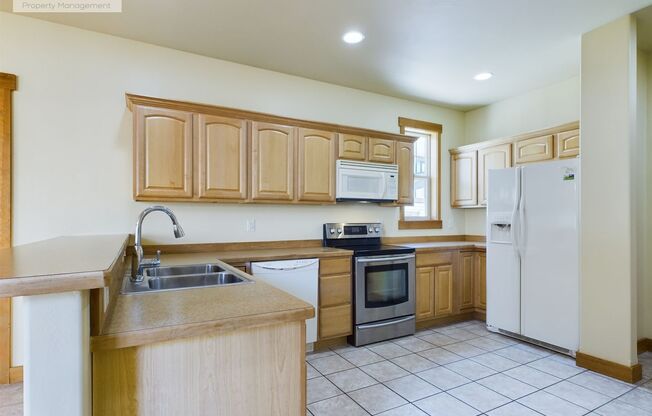 3 beds, 2.5 baths, $2,300, Unit UNIT 11