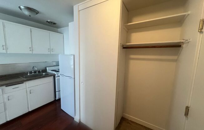 Studio, 1 bath, 278 sqft, $1,095, Unit 206