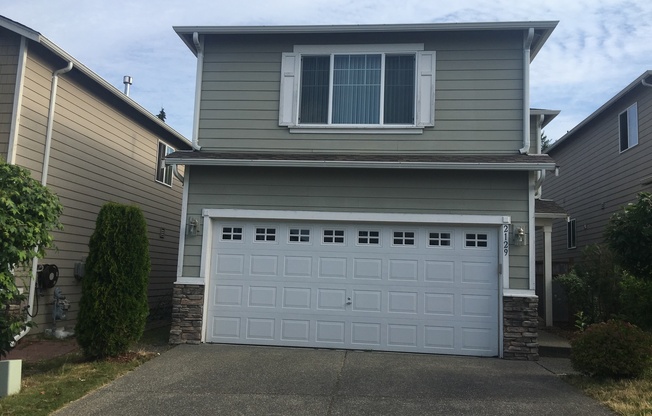 Spacious and Updated Home with Attached Garage in Lynnwood!