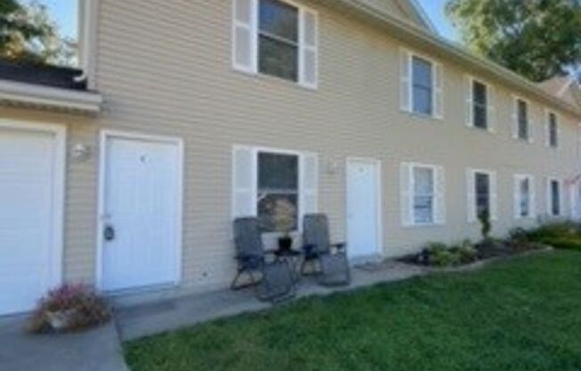 3 beds, 1 bath, $1,195, Unit Apt C