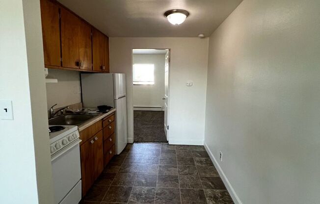 1 bed, 1 bath, 432 sqft, $975, Unit 615 S. Alder #04