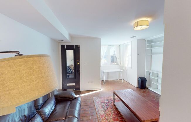 Charming 1 BR/1 BA Apartment in Capitol Hill!