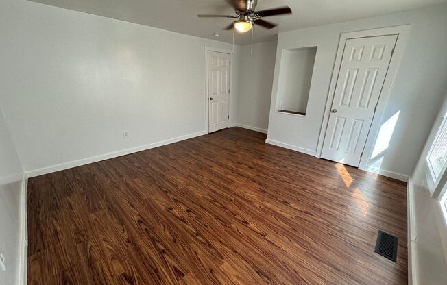 3 beds, 1 bath, $1,200, Unit Apt A