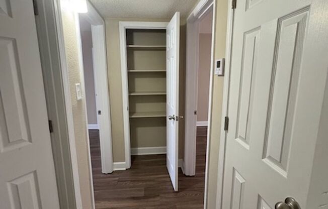 2 beds, 1.5 baths, 807 sqft, $985, Unit 3005-05