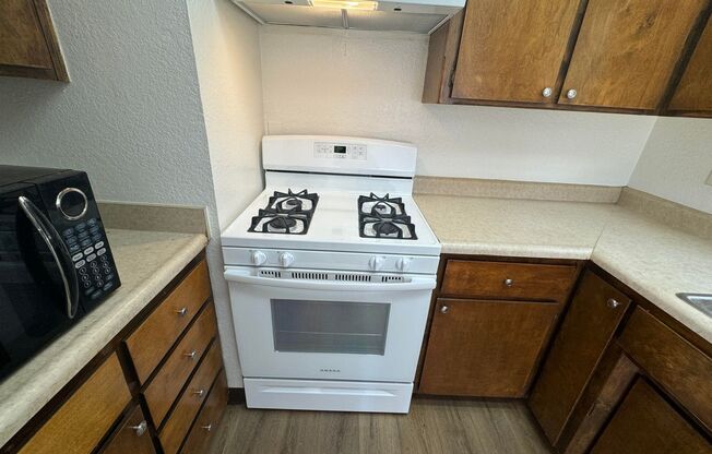 2 beds, 1 bath, $1,900, Unit F