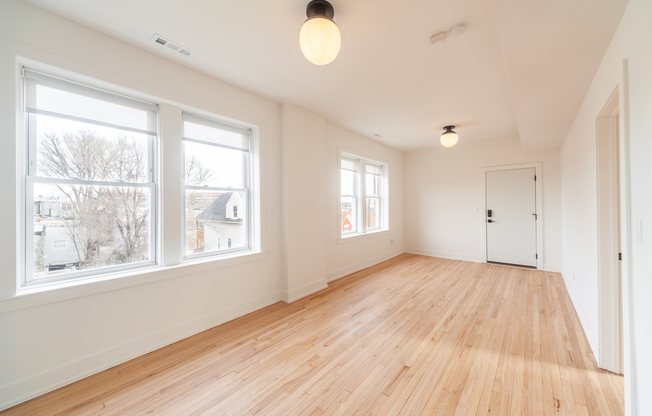 3051 W MEDILL AVE