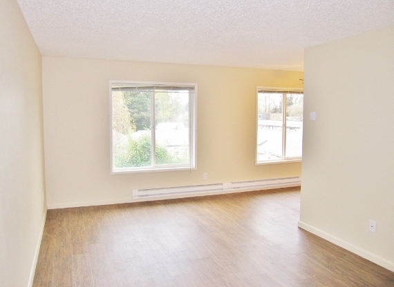 SE: Sweet Garden Style Top Floor 1-Bed w/Bright Picture Windows!